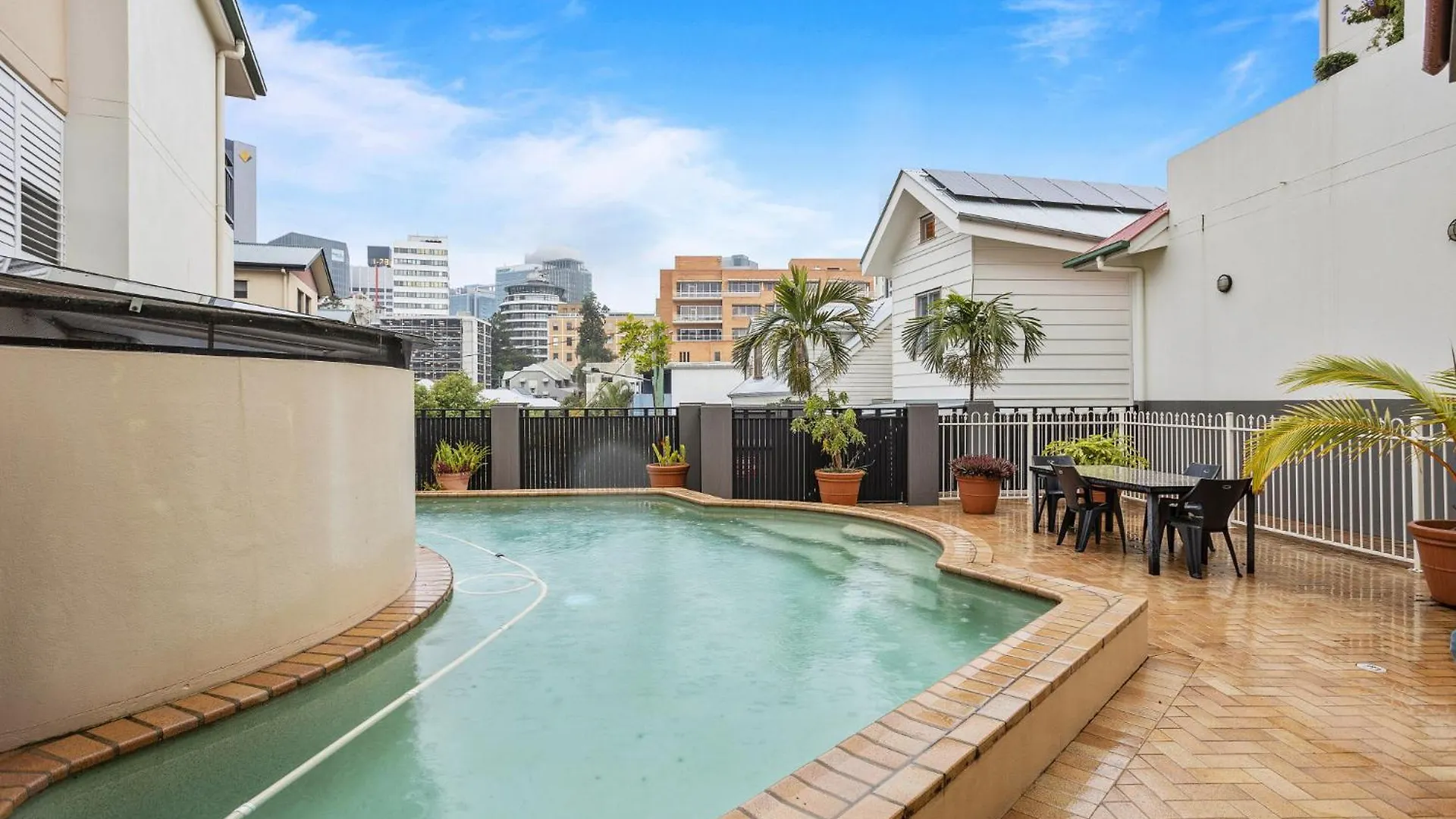 Comfy 2-Bed With Pool And Secure Parking Apartment Brisbane